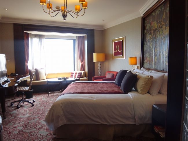 重厚な感じのインテリア。<br />カーペットや、ベッドサイドの額、ファブリックなど、<br />赤が基調で、温かみがあり、落ち着きそう。