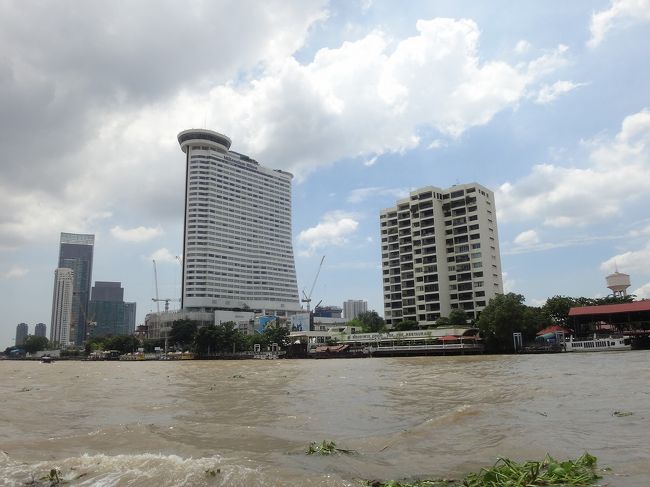 船の中で、係員が回ってきたら、チケットを買います。<br /><br />ホテルが右手に見えてきて、<br />そして正面にTaksin Bridgeが近づいてきました。<br /><br />次のピア、Sathornで降ります。