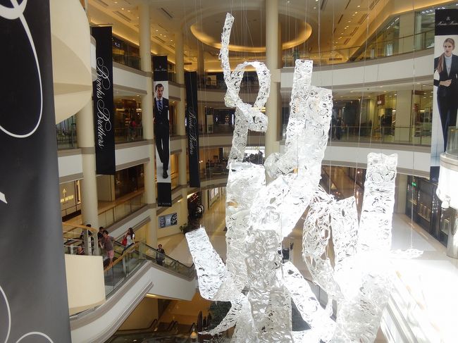 ThannのSanctuaryは、ゲイソンプラザにあります。<br />SOGOや伊勢丹など、ショッピングセンターが集まる中心部。<br /><br />気取った感じの店が多いのですが、混んでいなくて、<br />建物内（１階以上）に飲食店がないので、食べ物の匂いがしないのが好きです。