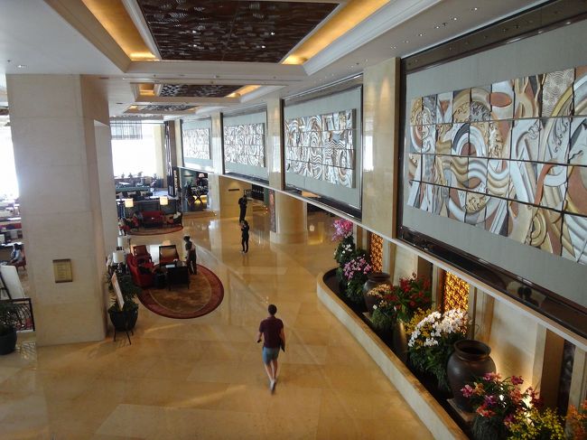 ただし、手前の建物はレジデンス、奥がホテルなので、<br />ホテルのフロントまでは結構な距離があります。<br />レジデンスのフロントで、バギーを呼んでもらい移動しました。<br /><br />シャングリラホテルのフロントエリア。