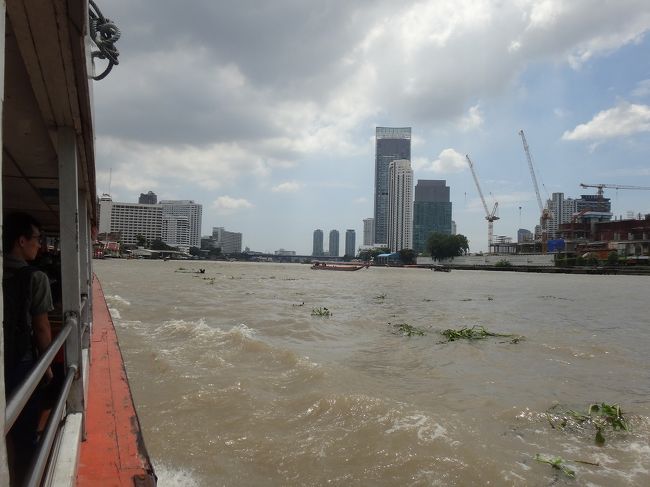 乗船。　<br />ピアからボートへ段差があり、重いスーツケースがあると何かと大変だけれど、<br />係の人が手際よく手伝ってくれ、<br />船にさえ乗ってしまえば問題なし。観光客も一杯乗っていました。