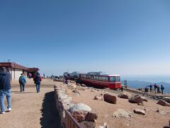 山頂にちょうど登山列車がついたところだった。