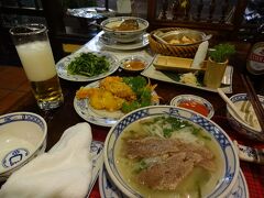 なかなか食事が出て来ないと思っていたら、一気に沢山出てきました。
フォーも生春巻、空芯菜のにんにく炒めなどなどどれも美味い！
おやじが一人でかわいそうと思ったのか、気さくな店員さんが生春巻きを「あ〜ん」してくれました。・・・かっ、彼女からですよ。