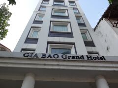 ホテルに到着。
「ザーバオグランドホテル」です。
写真には写っていませんがごちゃごちゃの正に下調べたイメージの街中に建っています。