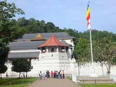 てくてく歩き仏歯寺に着きました。

スリランカではスリー・マハー菩亭提樹に次いで重要な聖地とされる場所。その名の通りブッダ様の歯が奉納されています。

370年にインドから当時の王都アヌラ―ダプラに収められ、王都の変遷とともにスリランカ最後の王都キャンディに運ばれました。