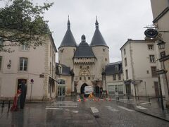 クラッフ門、Porte de la Craffe
2つの尖塔を持ち、刑務所に使われたこともあります。