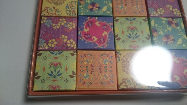 中山駅に向かう途中、<br />オークラホテルに寄って<br />自宅に帰ってから食べる用のパンと<br />ヌガーを購入。<br />ヌガーを包んでいるオブラートが、<br />少々油っぽい味がするので、<br />ニッコーホテルのヌガーのほうが好きです。