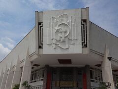 ホーチミン廟へ。
入るには手荷物検査まであります。それだけ重要なところなんですね。
これはホーチミン博物館。