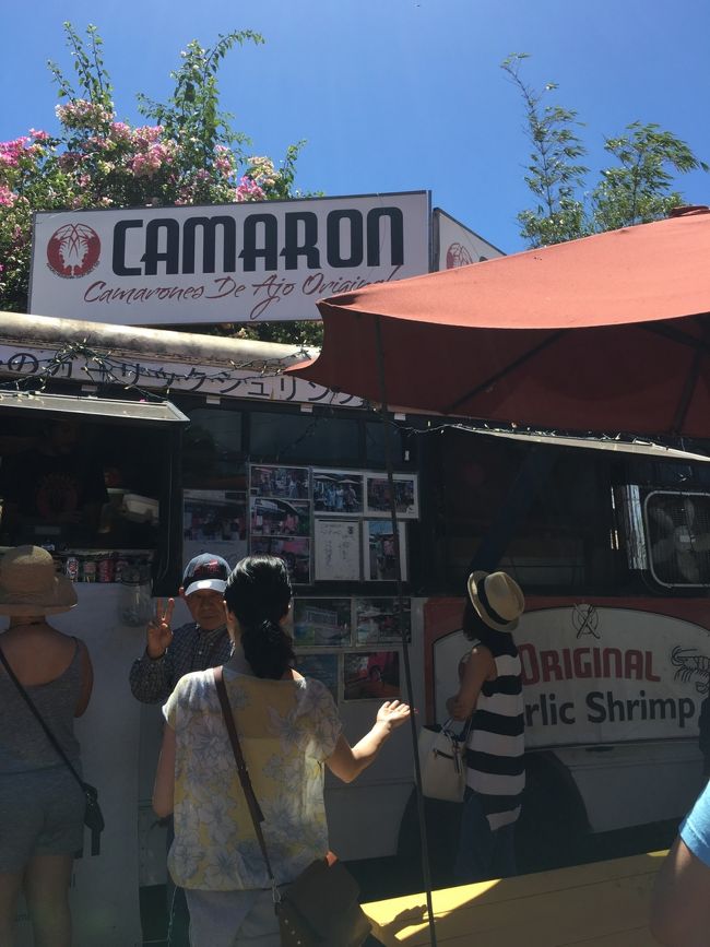 亀に会った後は、ハレイワの街へ！<br /><br />今回、タロさん一家はショッピングよりノースショアの海で遊びたく。。。ガイドさんと相談し、ガイドさんオススメのガーリックシュリンプを買って、ビーチへ送っていただける事になりました！<br /><br />あとの２グループはショッピングに向かうようです。<br /><br />まずはガーリックシュリンプ調達へ！<br />ガイドさんオススメは、カマロン。<br />こちらでマイルド味のプレート２つをTO GOし、車でビーチまで送っていただきました。<br /><br />