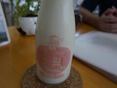 んで想いやり牛乳を飲みに来ました。日本で唯一無殺菌の生乳を販売している場所。とっても優しい味でした。