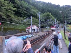 アプトいちしろ駅。アプト式機関車が後ろからやってきます。