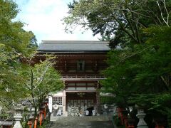 仁王門。鞍馬の入り口で愛山費300円を払いました。