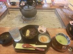 寸又峡に移動。
「古民家お茶カフェ 山口屋」きびぜんざいセット　４００円。
飲みたかった川根茶までつけていただいて４００円て申し訳ないと思ってしまいました。
帰りにはプチおみやげまでいただきました。

外からは古民家感はあまり感じられませんが、お店の中の飾ってあるものがどれも素敵。畳のお部屋ですが椅子席もあります。