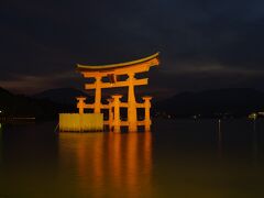 厳島神社の鳥居まで来た頃にはすっかり暗くなってしまった。ライトアップされているものの、案外控え目でやや期待はずれ。