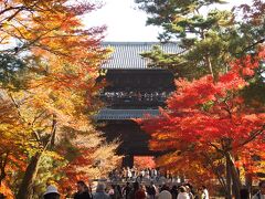 まずは東山方面ということで、永観堂へ。

紅葉の永観堂といわれるほど紅葉の有名なここ。去年はライトアップを見に行ったので今年は青空の紅葉を見に行きました。

蹴上駅で下車すると、南禅寺、永観堂方面へ向かう人でたくさん！南禅寺の三門付近を通りましたが、三門の上にはぎっしり人が！今年の夏に上ったので今回はパス^^;永観堂まで歩きます。

