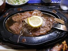◆下町の洋食　時代屋
http://tabelog.com/nagasaki/A4202/A420201/42000657/
長崎佐世保名物、レモンステーキです！
薄くスライスしたお肉にレモンソースが絡まっています。

ちょっと席を外した数分の間にお肉が運ばれてきた！！驚きの速さです！！５分としないうちに出てきました！しかもここのステーキは片面焼の状態で出てきてもう片面はお客さんがひっくり返して焼くとのこと。慌ててひっくり返したので写真が完全にお肉を焼き切ったものしか撮れませんでした＾＾；



リンクした食べログにもっと美味しそうな写真があるのでそちらも併せてご覧ください。
もうこのステーキが本当に美味しい！！！レモンソースがたまらない…お肉を食べた後はご飯に絡ませて食べるそうですが、この食べ方も本当に美味しい。ステーキだけどさっぱりした味です。

ご飯を食べたら再び大移動、長崎稲佐山へ！

