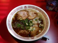 ◆ラーメン赤組
http://tabelog.com/kumamoto/A4301/A430101/43008567/


一日目のお昼は熊本ラーメンです。なんと一杯390円！普通においしくてこのコスパ！
替え玉してもワンコインです。

お昼ご飯を食べたら阿蘇方面へ。
