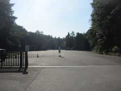 武蔵陵墓地の入口に到着｡