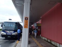 １０時過ぎ、長崎空港到着。
島原行のバスが１０：３５なので、乗れるように預け手荷物にはせず、機内持ち込みにして出てくると、余裕でバスに間に合いました。これ乗れないと、バスは午後なので面倒なんですよねぇ。
しかし、長崎まで飛行機で一時間半なんですね。近いなぁ。