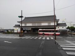 島原駅でバスを下車。
目の前に島原城がそびえています。
しかし、まずはランチかなぁ。