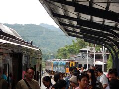 さて、十分駅に到着！！

ちょうど、対向列車もやってきました。