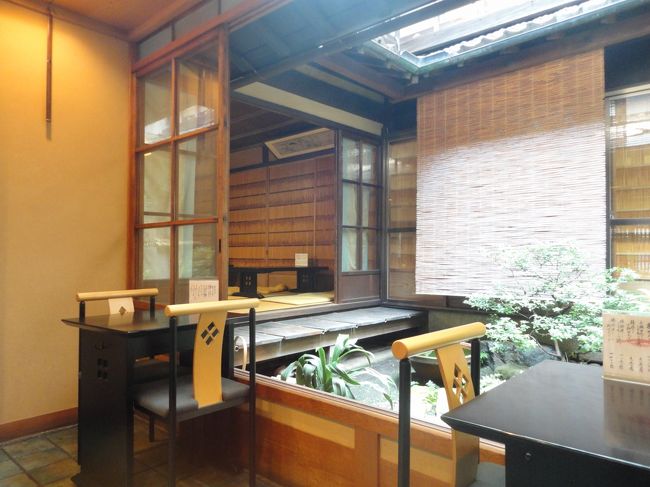 いいですね～、この雰囲気。<br />向こうには座敷席もあるようですね。<br />このお店、並ぶほどの人気店だそうですが、ワタシが訪れたときは、このとおり運よく空いていました。<br />日曜だったけど、午前中だったからかな。<br />