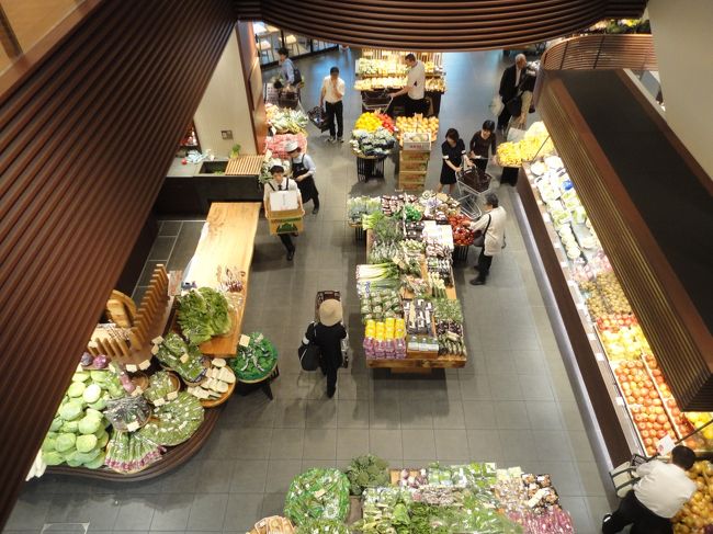 1Fには野菜やお惣菜、2Fはオサレ雑貨やこれまたオサレな酒屋さん、屋上階にはレストランやナント！農場まであります。<br /><br />お手洗いに寄っただけなのですが(笑)、お惣菜をチラ見しましたらかなりおいしそうでした。<br />この近くに住んでいるひといいなぁ・・