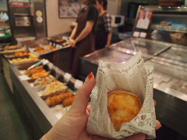 というわけで、玉ねぎベーコン天。<br />へぇー、パフェは食べられないのに、揚げものは食べるんだ？<br />なんというデタラメな胃袋・・┐(-｡ｰ;)┌ﾔﾚﾔﾚ<br />