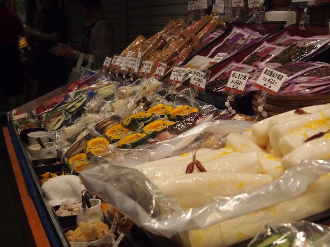 錦市場には、京漬けもののお店はどれだけあるんだろう？ってくらいたくさんありますよね。<br />有名な漬けもの屋さんが多くあるのですが、正直ワタシなんぞは違いがわからないのです。<br />残念・・