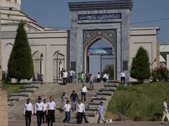 クカルダシュ・メドレセの横のジャミー・モスク。メドレセが異様に静かだなと思ったら、お祈りの時間だったようです。
そういえば、ウズベキスタンはモロッコやトルコのように時間になってもアザーン(お祈りの時間を告げる放送)がならないな。