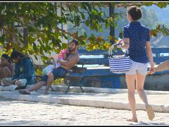 【リオデジャネイロのイーリャ・グランジ（大きな島）】


皆さん...の～んびり....。手前の買い物帰り風のお姉さんが、さり気なく右手に.....「オール」をもって歩いているところが....異次元.....。