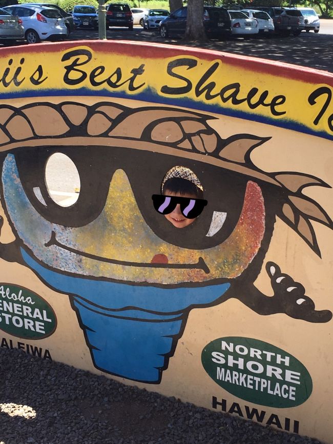 シェイブアイス買ったお店の前で。<br /><br />この後は時間までマーケットプレイス内をウロウロ。<br /><br />パタゴニアでは、キッズＴシャツ２枚とメンズＴシャツ２枚購入しました。 <br />全てお土産用です。<br /><br />トイレを済ませて、車へ。<br /><br />★４歳のタロさん、いつ「オシッコ〜」となるかわかりません。もうオムツはないので、事あるごとに声かけをしますが、タロさんは「大丈夫！」…でも、その数分後には「あ、オシッコだった！」。。。なので、出先では、トイレのある場所では「行かない！出ない！」と言っても強制的に連行します。そうすると、出るんですよ〜ちゃんと。半ば強制的に連行しても、ちゃんと出るので本人も納得できます。おもらしは、本人にとっても親にとってもストレスになるので、気をつけている事です★<br /><br />帰りの車内では、タロさんとパパは爆睡していました(( _ _ ))..zzzZZ