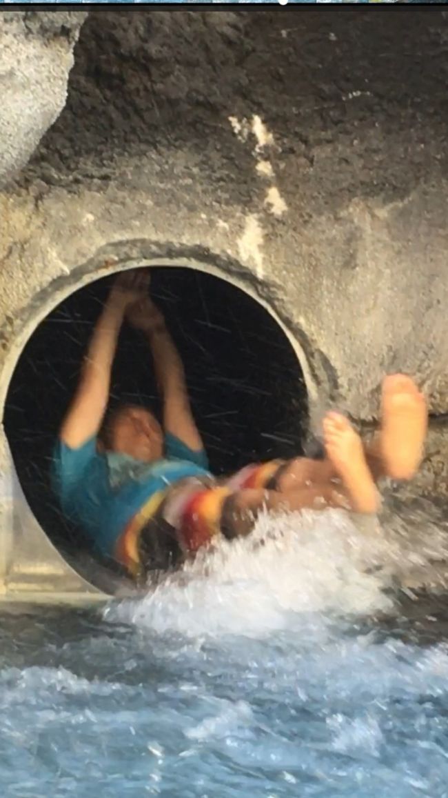 ↑↑<br />タロさんパパ<br /><br />こんな風に、大人も「ヒャッホーィ！！」と楽しめる、ヒルトンのパラダイスプールです。<br /><br />５時のスライダー閉店(←タロさんはこう言います)までプールで遊び、その後は今日はワイキキ方面へ。<br /><br />ロイヤルハワイアンセンターのフードコートで<br />タロさん→えぞ菊の醤油ラーメン<br />タロさんママ→パンダエクスプレス<br />タロさんパパ→パールズコリアンＢＢＱ<br />をチョイス。<br /><br />パパがチョイスしたプレートは、スーパーボリューム！それを見た通りがかりのＦａｔな外国人旅行者が「それどこで買ったの？」と聞いていました（笑）<br /><br />お腹いっぱいになったら、今日は疲れたので早めに宿に戻ります。<br /><br />さて、明日はなにをしましょうか〜☆<br /><br />つづく