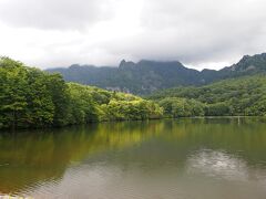 残念ながら山の頂までは見えないのと、鏡のようには見えませんでした