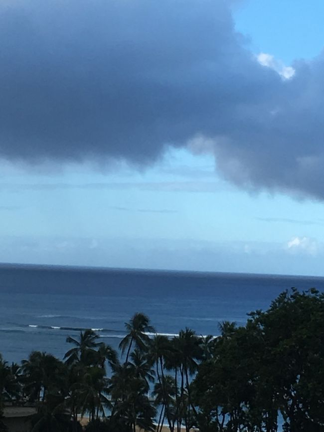 ５日目です☆<br /><br />今朝は、雨上がりでドンヨリ。<br />これから晴れてくればいいのですが〜。<br /><br />今日の午前中は、ヒルトンタイムシェア説明会です。<br />これ以外はノープラン。<br /><br />時間もあるし、いつもお部屋で朝ゴハンしてるので、一回くらい外で食べようか〜ということで…