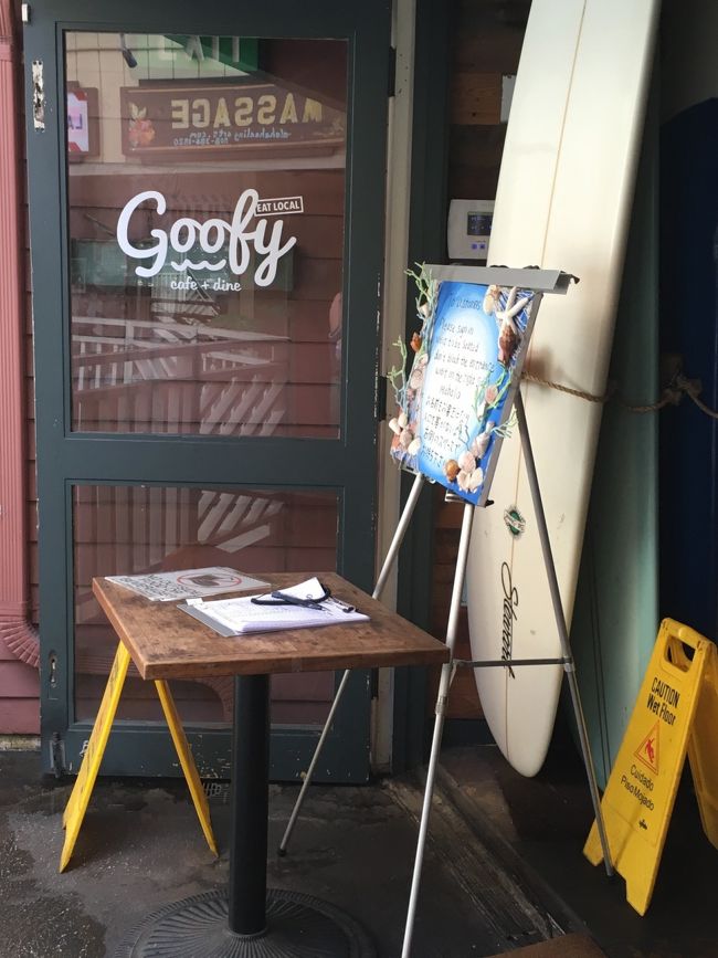 宿からほど近いグーフィー・カフェ＆ダイン<br />へ行きまーす！<br /><br />ちょうど８時。<br />待っている人はいませんでしたが、テーブル満席とのことで少し待ちました。<br /><br />お客さんは、日本人と外国人が半々という感じでした。