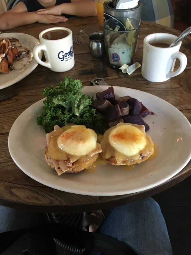 パパは、鉄板のエッグベネディクト☆<br /><br />こちらも美味しくいただいてました〜<br /><br />タロさんのジュース、コーヒー２つ、トータルで約$５０でした。 <br />美味しかったので文句ナシですが、ハワイの物価の高さを実感。<br /><br />日本じゃ、朝ごはんにこんなお金払わないさ〜 