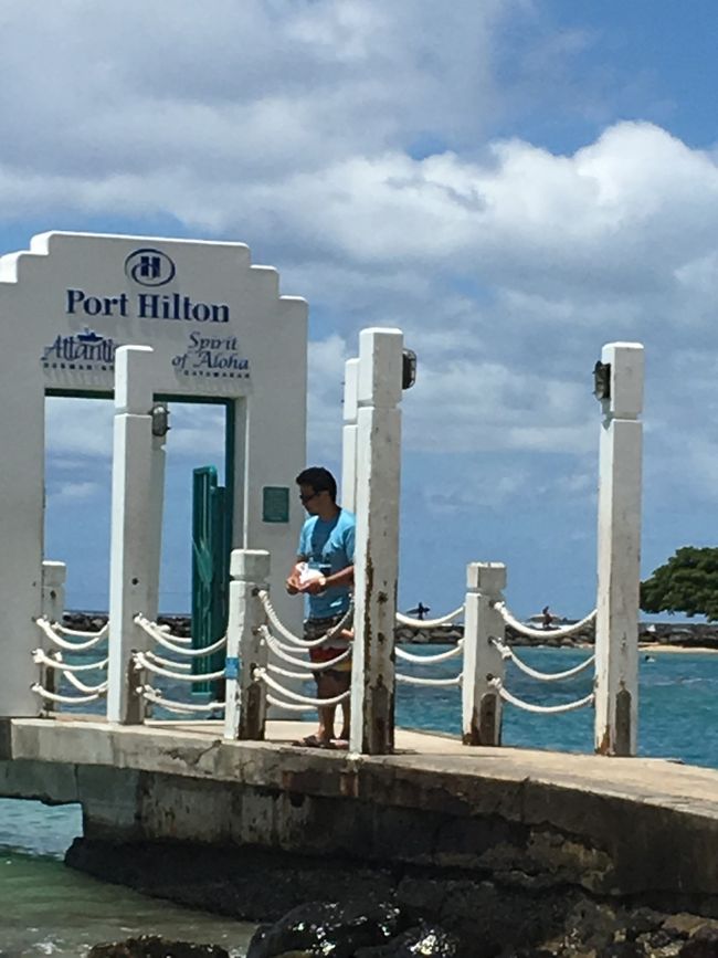 説明会後は、またまたプール＆海へ！<br /><br />今日はタロさんdayという事で、心ゆくまでプール＆海で遊びましょう！<br /><br />３日目にカハラ方面へ行った時に、トロリーの添乗員さんが「海でパン出すと魚が寄ってくるヨ〜」と言っていたので、ＡＢＣで長い食パン(２５枚くらい入り)を買っていました。<br /><br />朝ゴハンとして食べていましたが、今日は食パン持って海へ行こう〜！とアトランティス専用桟橋の所で、しばし魚のエサやり。<br /><br />