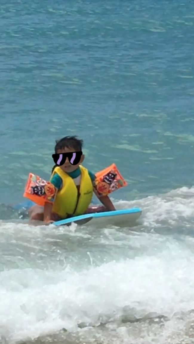 ママのボディボードで波乗り。<br />カッコイイでしょ♪<br /><br />実は、後ろでパパが操作していまーす。<br /><br />