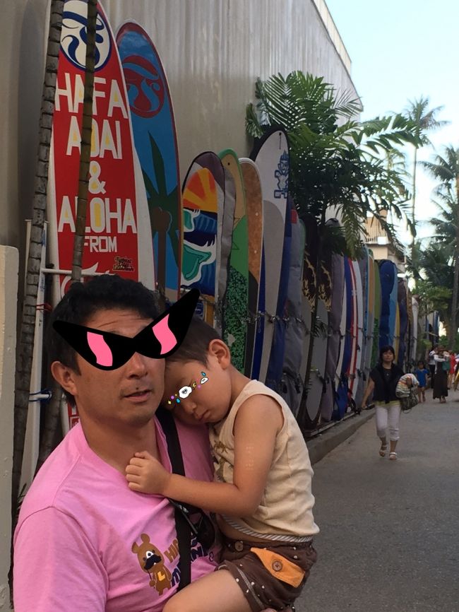 タロさん、水遊びし過ぎてダウン…zzzZZ<br /><br />お土産や自分達用の品を物色するため、ロスやＤＦＳ、ＵＧＧなどをウロウロ…したものの、タロさん爆睡で思うように動けず、ココ・コーブでポキを購入したのみ。<br /><br />このあとは、ポキ持ってアラモアナへ。<br /><br />アラモアナでも身動きとれず、白木屋行って<br />$１ビール飲みながらポキをつまみに食事して帰りました。。。こればっかり。<br /><br />さあ、明日はなにをしましょうか〜<br /><br />つづく