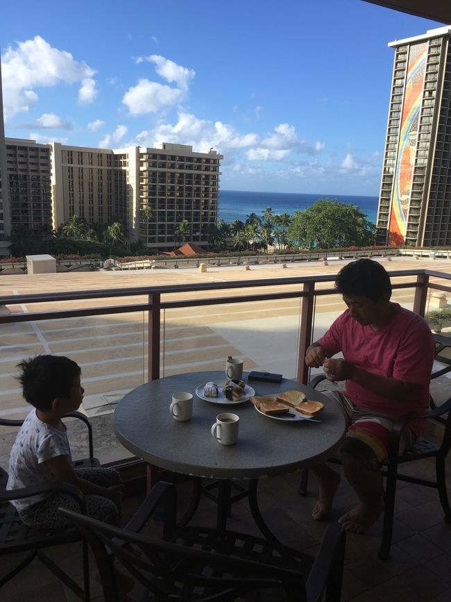 ラナイで朝ゴハン。<br /><br />パンとコーヒー、いやす夢のおにぎりです。<br />タロさんは、オレンジかグレープジュース。<br />トーストにクリームチーズを塗ると、ンマー♪<br />今回の朝の定番メニュ〜でした。<br />リーズナブル！！<br />ハワイでの外食は高いので、贅沢はピンポイントのみですσ(^_^;)<br /><br />この時点で８時１９分。８時半を過ぎると、日差しがジリジリきて、ラナイでのゴハンは厳しくなります！！<br /><br />タロさん連れてのThe Busなので、持って行きたかったボディボードは泣く泣くお留守番することに…<br />それでも海グッズがあると、荷物はけっこうかさばります。<br /><br />アラモアナのバス停には、同じ目的の人がたーくさん！！<br />少し遅れてきた５７のバスに乗り込み出発〜！<br /><br />バスは揺れるので、タロさんはパパに抱っこされて空いていた席に座らせてもらいました。<br /><br />なんと！途中のバス停で、７０のバスとバッティング！！<br />「ビーチに行くなら前のバスに乗り換えナ〜」と運転手さんのアナウンス。<br />ゾロゾロとたくさんの人が移動。<br />１時間に１本のバスにサクッと乗り換えできちゃいました。ミラクル★