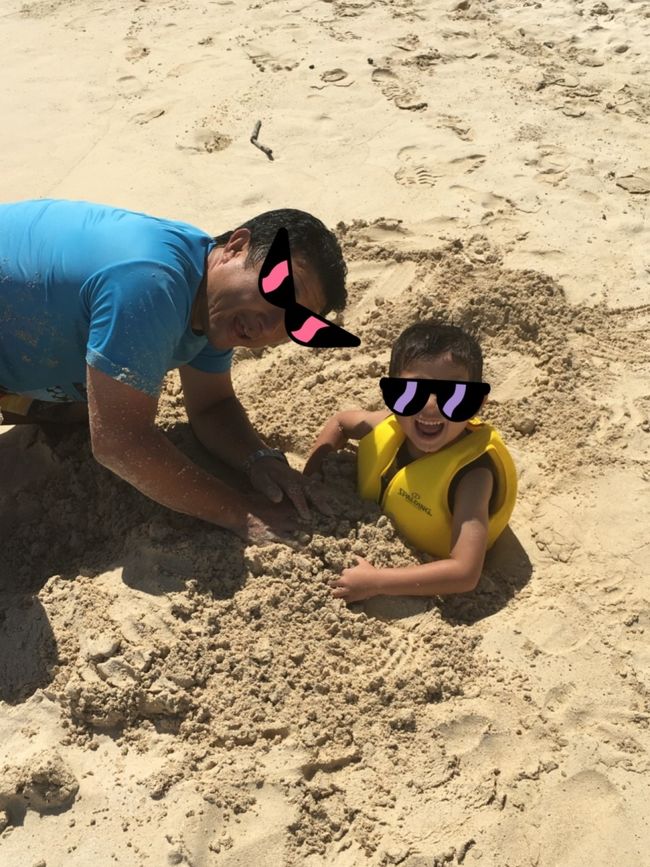 サラッサラの砂なので、砂遊びも楽し〜♪<br />