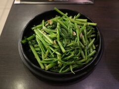 小雨模様のため、夜市には行かず、近場で夕食。