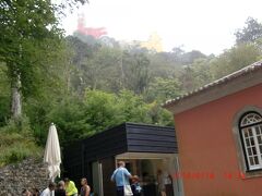 ペーナ宮殿の入口。丘の上に宮殿が見える