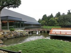 まがたま池のほとりに建つ神道継承の場