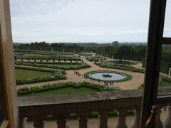 ベルサイユ宮殿の窓から庭園を望む