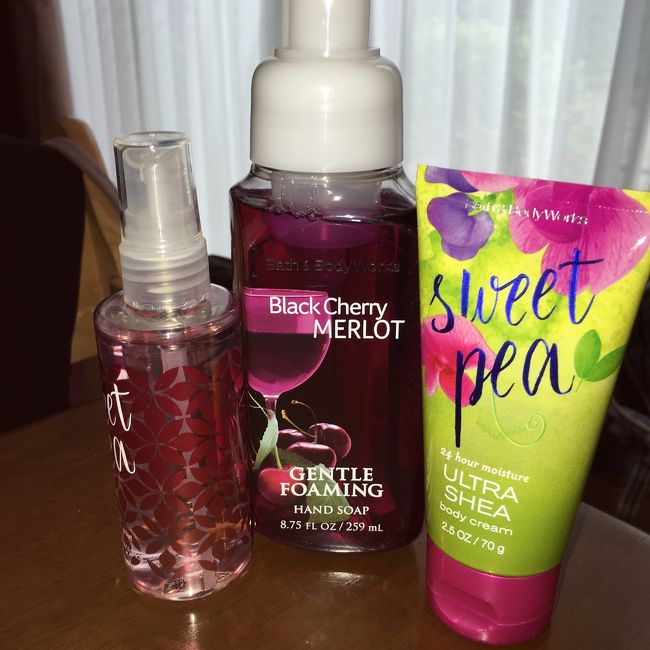 バスでウトウトしたタロさん、アラモアナに着くと目が覚めました。<br /><br />ちょっと買い物をして戻ることに。<br /><br />バス＆ボディワークスで、自宅用とお土産用のアレコレを購入。写真はほんの一部です。<br />ハンドソープとボディクリームはハワイに来たら必ず買います。香りはほぼスイートピーをチョイスします。<br />でも…重いんですよ！！気をつけないと、あっという間にスーツケースの重量オーバーです。<br /><br />この後、ノードストロームで頼まれ物のＵＧＧを探しましたが、ありませんでした…<br />ノードストローム、新しくなって靴売り場は小さくなっちゃいましたかね？？<br /><br /><br />買い物を済ませ、荷物を置きに一度部屋へ戻ります。<br /><br /><br />今日は木曜日！<br />ハイアットリージェンシー１階でファーマーズマーケットが開催されます。<br /><br />土曜日着〜土曜日発の日程なので、ＫＣＣには行けず、このマーケットでゲットしたいものがあったので、ひと休みして出かけます。