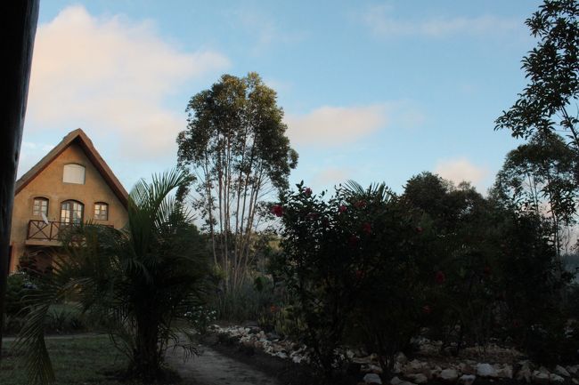 泊まったGrace Lodgeの外観<br />オーナーのおばちゃんはおしゃべり好きで延々と喋っています<br />22時には消灯でホットシャワーもそれまでしか使えないので注意