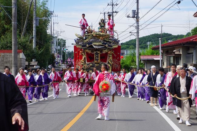山車を引く人たち。