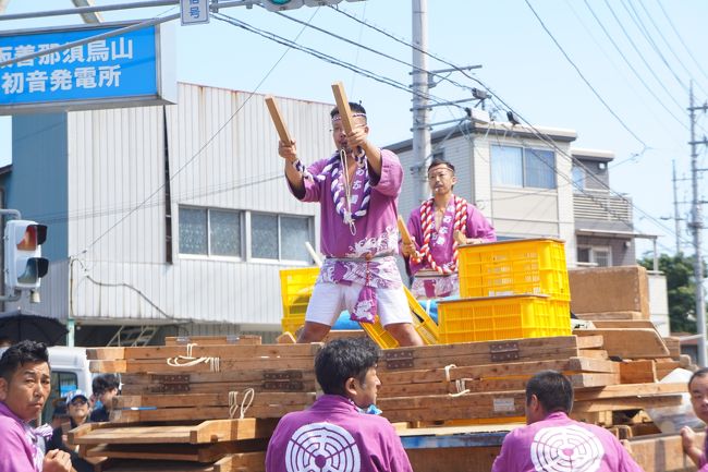 荷物の上に乗ったこの人がリーダー。<br />拍子木をたたいて指示をするのが、山上げ祭りならではの独特のスタイルです。